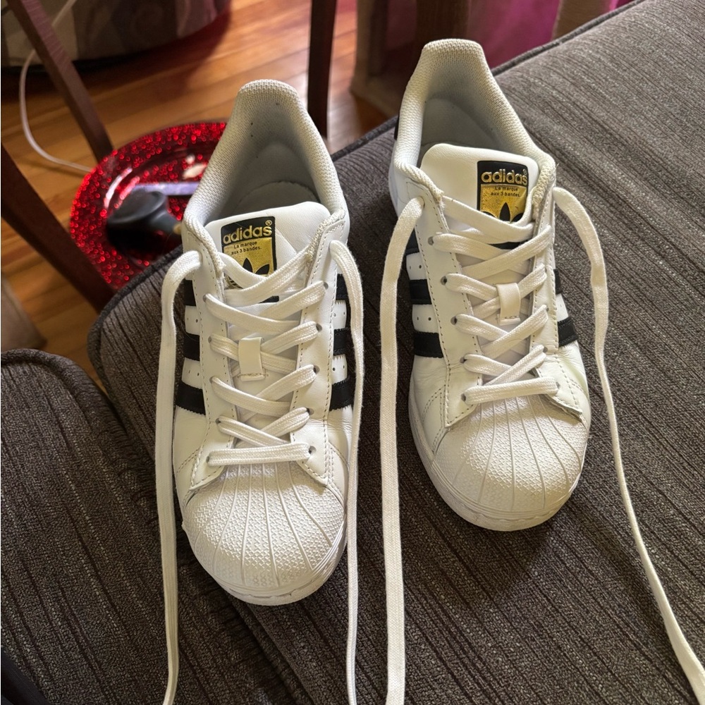 Adidas Classic White Sneakers with Black Stripes bog kids size 5 or girls 7